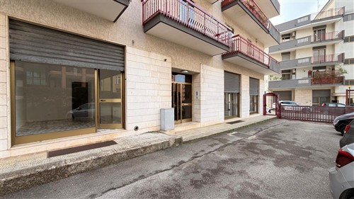 Locale Commerciale con Posto Auto Privato. Locato!